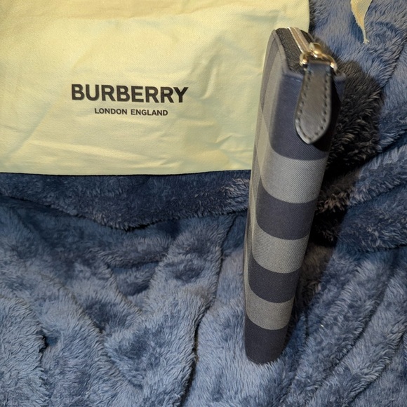 NWT Burberry Navy and Gray Checkered Zippy Wallet - Picture 5 of 12